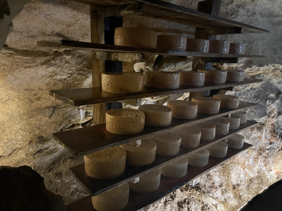 El queso Cabrales más caro del mundo madura dentro de las cuevas de Picos de Europa (Asturias, España). Foto: Getty Creative