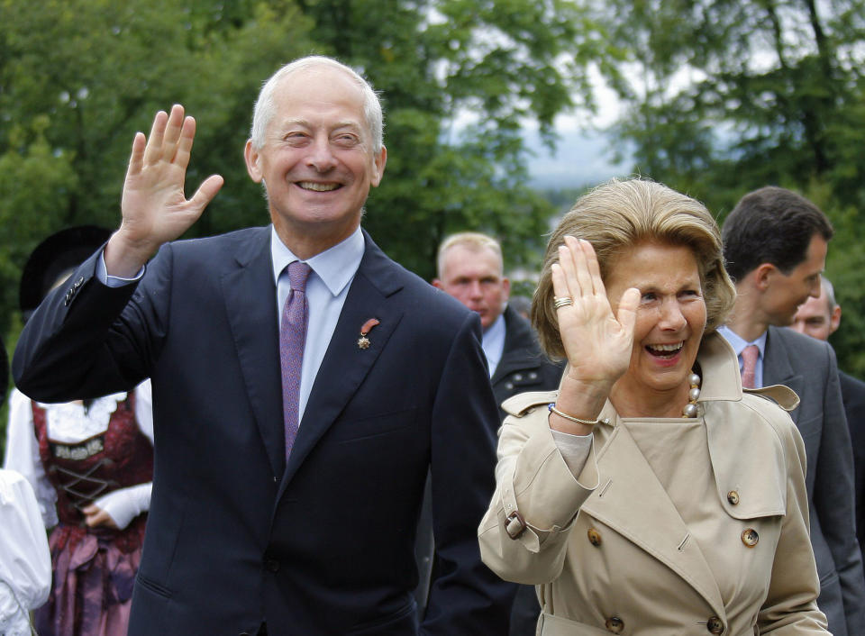 ** ARCHIV ** Fuerstin Marie-Aglae von Liechtenstein, rechts, und Fuerst Hans-Adam II. von Liechtenstein, links, am 15. August 2008 in Vaduz. Der Fuerst hat Deutschland in einem Brief an das Juedische Museum Berlin mit einem vierten Reich verglichen. Hintergrund der verbalen Attacke ist offenbar unter anderem der Steuerstreit zwischen Berlin und Vaduz. In dem im Zuercher "Tages-Anzeiger" vom Donnerstag, 11. September 2008, geht es um die Absage des Fuersten an das Berliner Museum, das sich fuer ein Gemaelde aus der fuerstlichen Sammlung fuer eine Ausstellung zum Thema "Raub und Restitution" interessiert hatte.   (AP Photo/Keystone, Eddy Risch)  ---Hans-Adam ll., Prince of Liechtenstein, and Marie-Aglae, Princess of Liechtenstein, on the occasion of Liechtensteins National Day, Friday, August 15, 2008, in Vaduz, Liechtenstein. (AP Photo/Keystone, Eddy Risch)