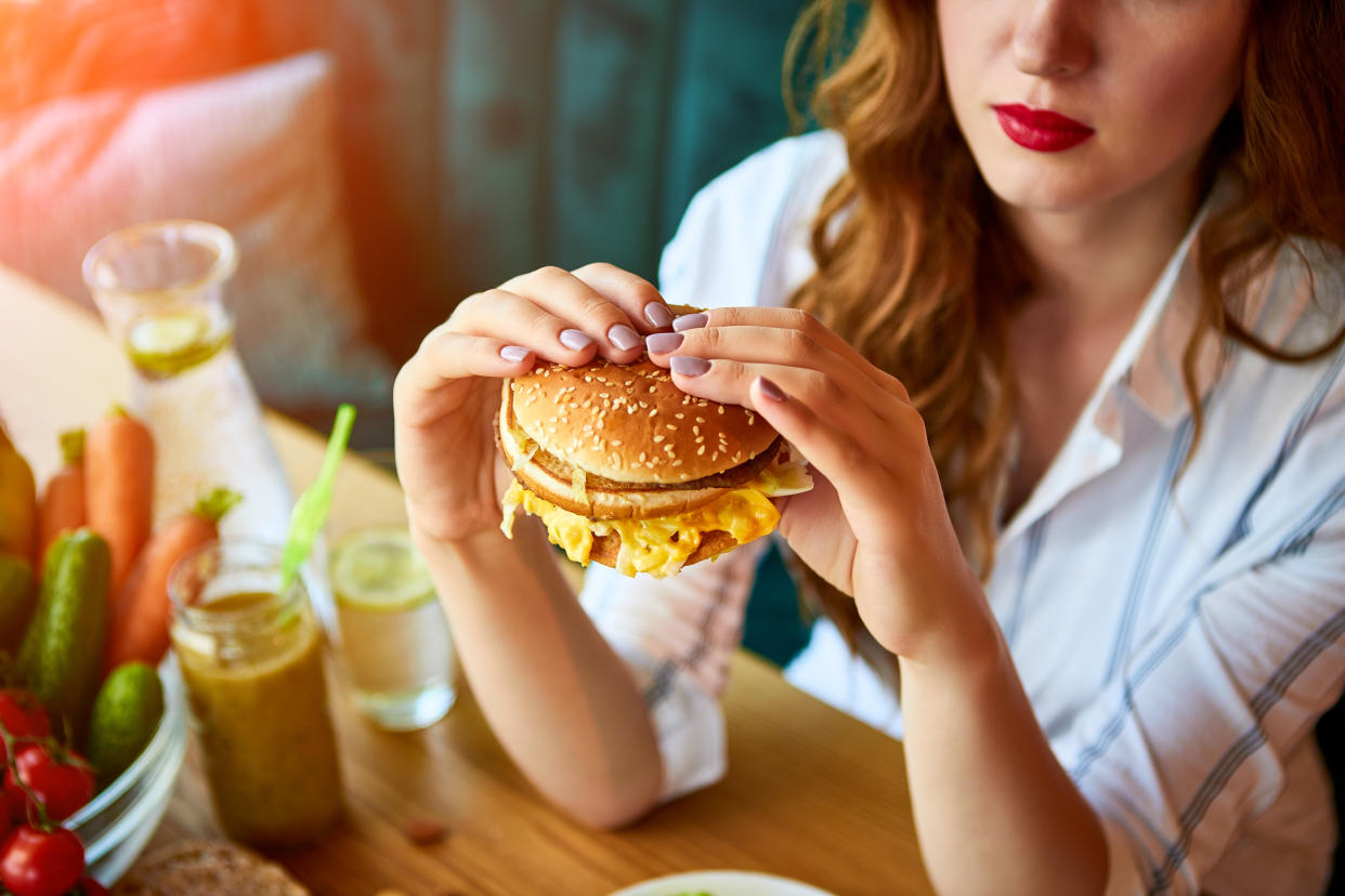 Ein Burger muss reichlich Belag haben – der allerdings beim ersten Hineinbeißen auf der offenen Rückseite wieder hinausfällt. Die praktischen Silikon-Halter schaffen hier Abhilfe. (Symbolbild: Getty Images)