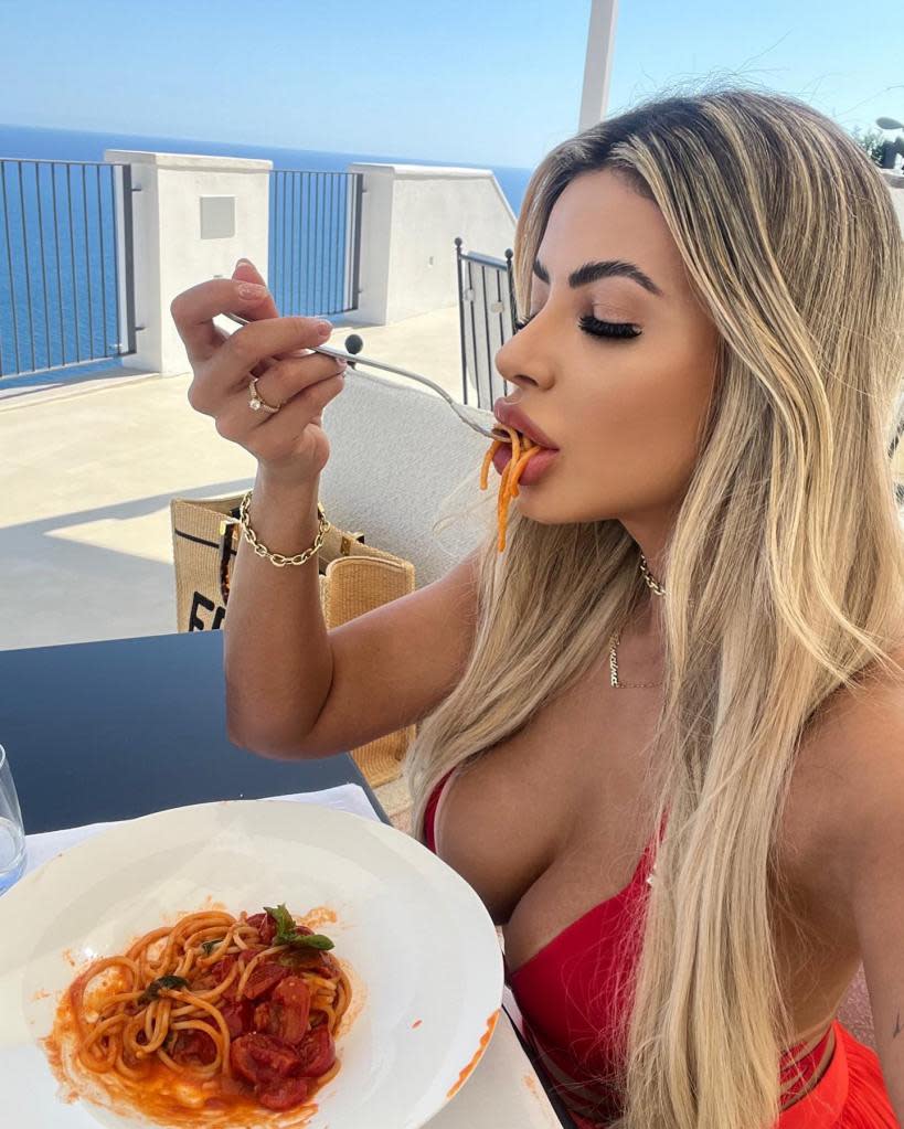 Eat this, trolls: the model said she doesn’t care what you think. Janaina Prazeres/Instagram