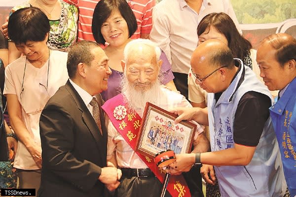 新北市長侯友宜表彰最年長的鄧集成。（圖：新北市社會局提供）