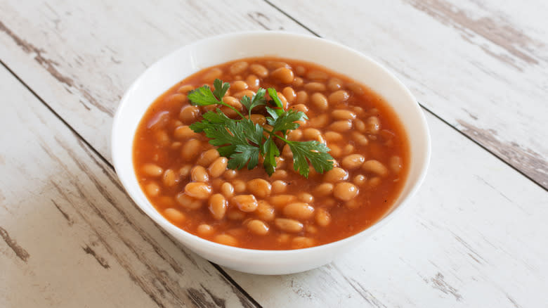 Baked beans in white bowl