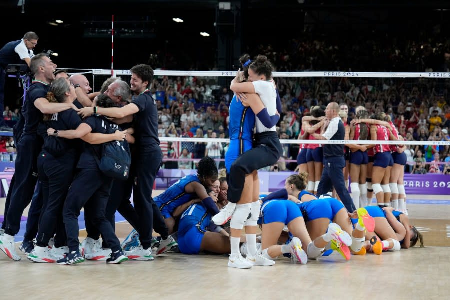 La squadra italiana festeggia la vittoria della medaglia d'oro nella partita di pallavolo femminile tra Stati Uniti e Italia alle Olimpiadi estive del 2024, domenica 11 agosto 2024 a Parigi, Francia. (AP Photo/Alessandra Tarantino)