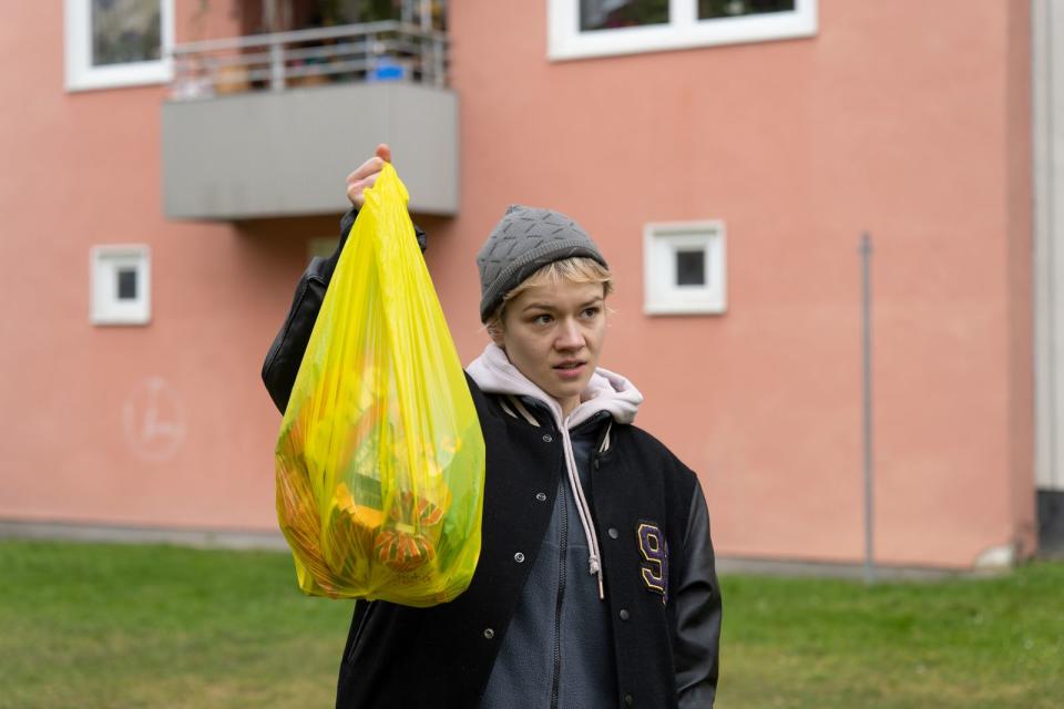 Charlie (Lea Drinda) ist Anfang 20 - und fühlt sich weder als Mann, noch als Frau. (Bild: ZDF / Tatiana Vdovenko)