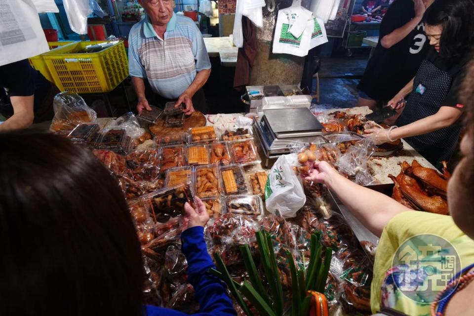 店頭滷味都已包裝好，大家用搶購的。