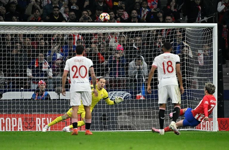 Antoine Griezmann se cae, en el momento del penal