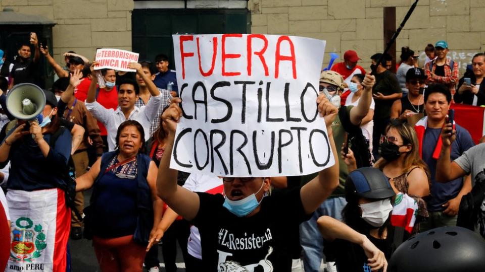 Manifestantes protestando contra Castillo na quarta-feira no Peru