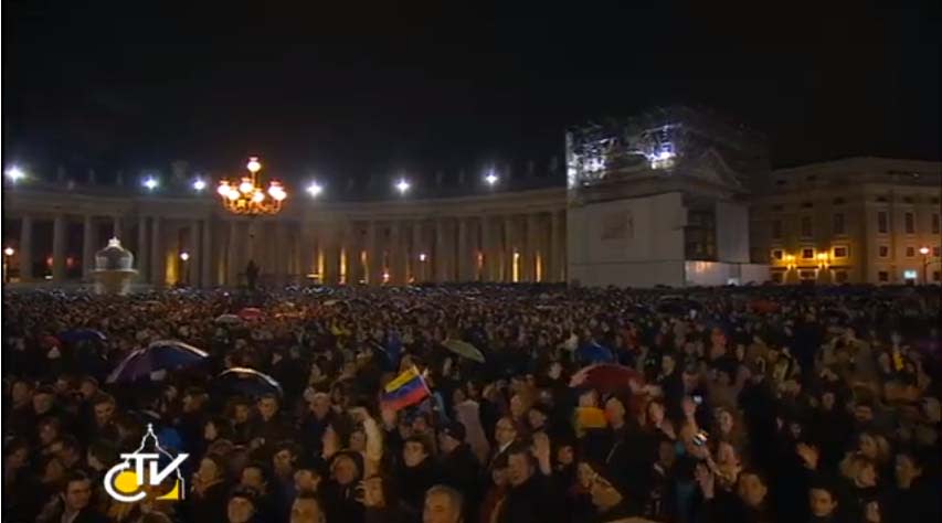 Imagen tomada de la transmisión oficial Vaticano vía Internet, de los miles de fieles en la plaza de San Pedro, tras la elección del nuevo sumo Pontífice.