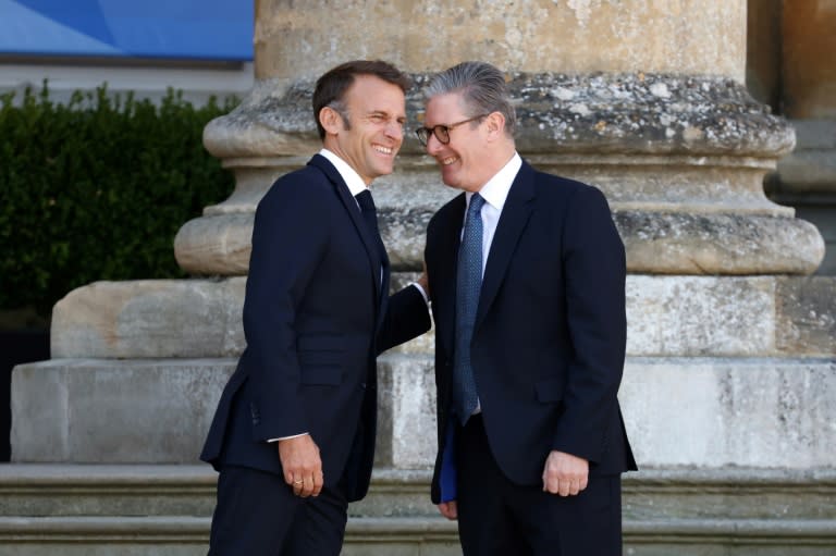 El primer ministro británico, Keir Starmer (drcha.), saluda al presidente francés, Emmanuel Macron, en la reunión de la Comunidad Política Europea, el 18 de julio de 2024 en el Palacio de Blenheim, en Woodstock, Reino Unido (Ludovic Marin)