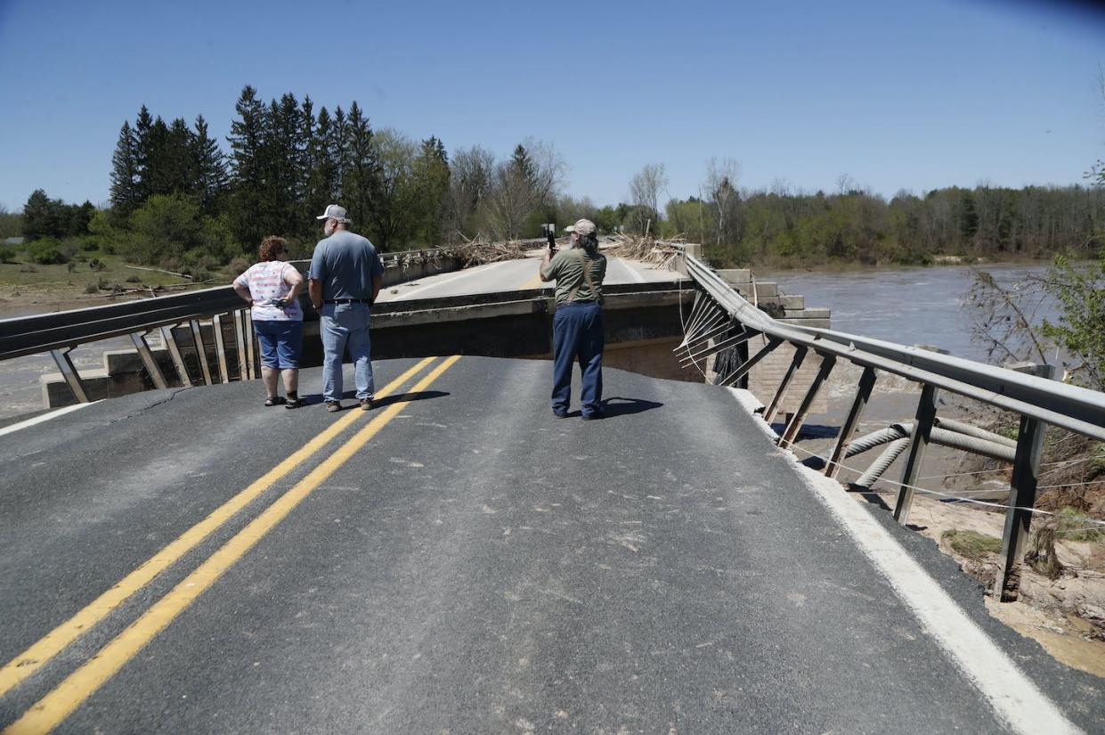 Flood damage in Edenville, Mich., after a dam failed on May 19, 2020. <a href="https://newsroom.ap.org/detail/MidwestFlooding/29e7a5cbb920467d9c1b84db02553cd0/photo" rel="nofollow noopener" target="_blank" data-ylk="slk:AP Photo/Carlos Osorio;elm:context_link;itc:0;sec:content-canvas" class="link ">AP Photo/Carlos Osorio</a>