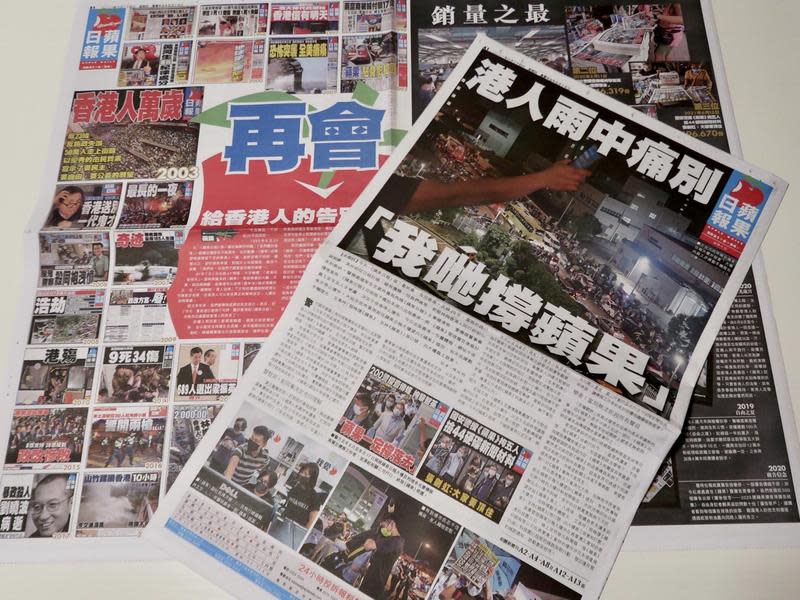 香港《蘋果日報》24日發行最後一期，無數港人排隊搶購。（翻攝japanavi推特）