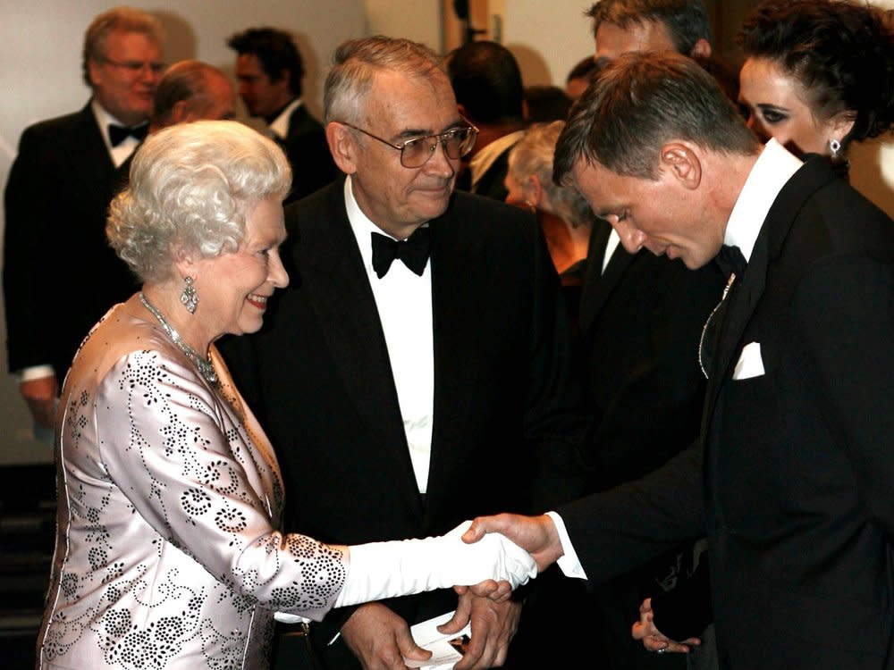 Daniel Craig traf die Queen anlässlich der Premiere seines ersten "Bond"-Films im Jahr 2006. (Bild: imago/ZUMA Wire)