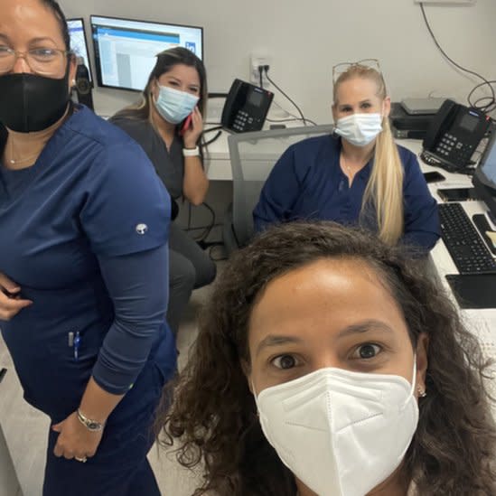 Ana Paula com colegas de trabalho na cl&#xed;nica que trabalha em Miami, nos EUA