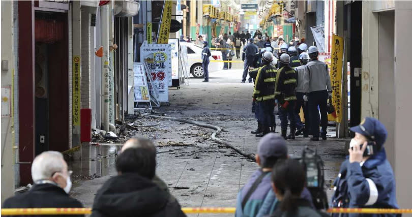 北九州市商店街「魚町銀天街」發生火警，導致35間店鋪燒成廢墟，猛烈火勢延燒40多小時後才被撲滅。（圖／達志／美聯社）