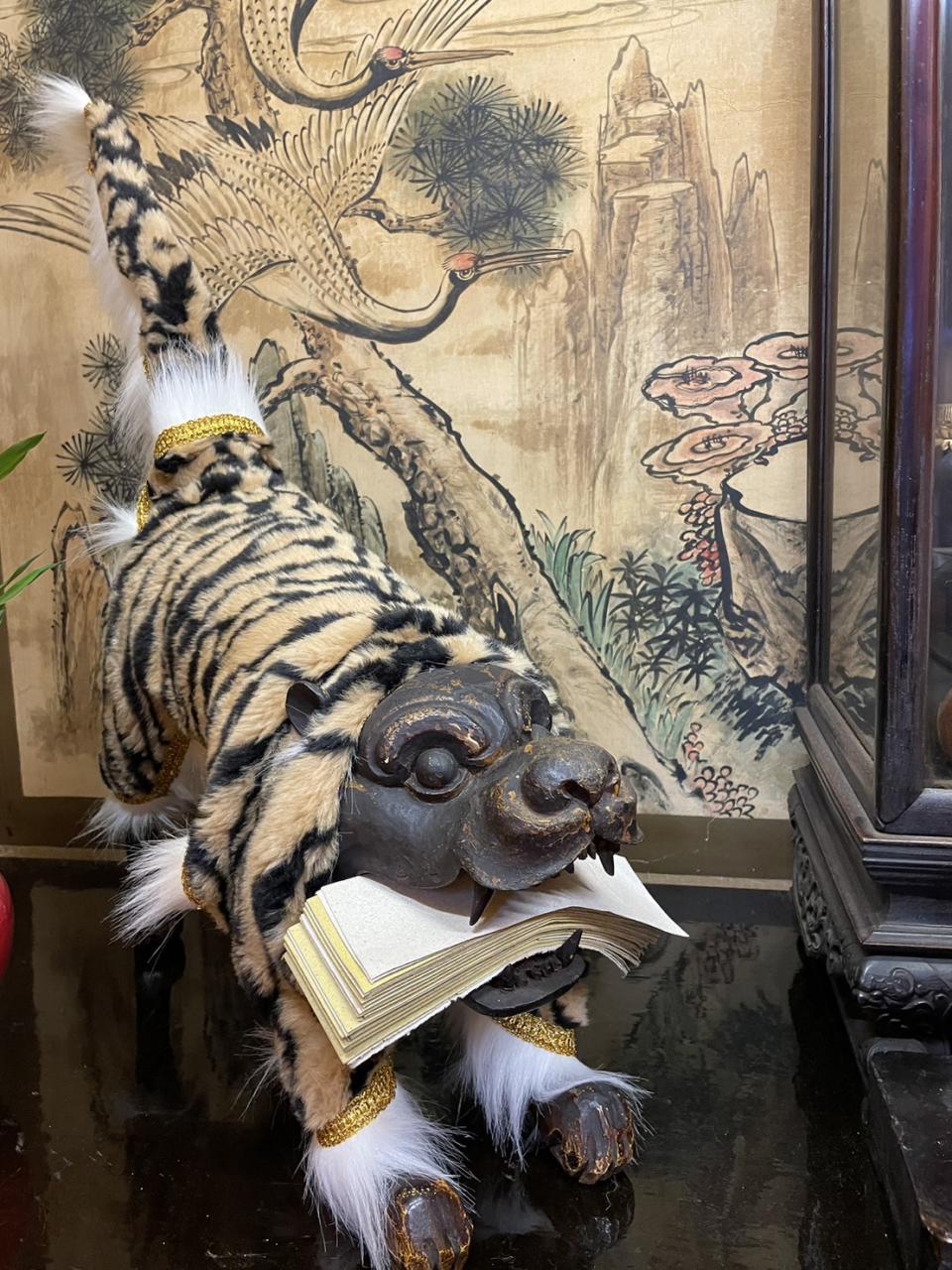 台北霞海城隍廟的虎爺造型背上設有一虎頭鍘刀。圖/台北霞海城隍廟提供