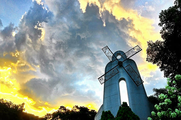 神聖與浪漫的風車教堂 (圖片來源／朗.克徠爵的風車教堂)