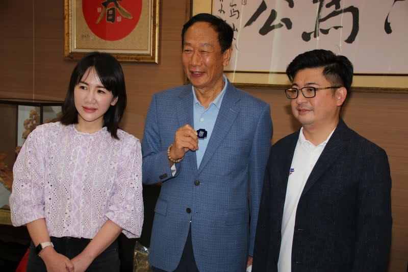 郭台銘（中）4月28日與彰化縣議長謝典林（右） 會面，國民黨立委兼縣黨部主委謝衣(鳳)（左）等人出席。中央社