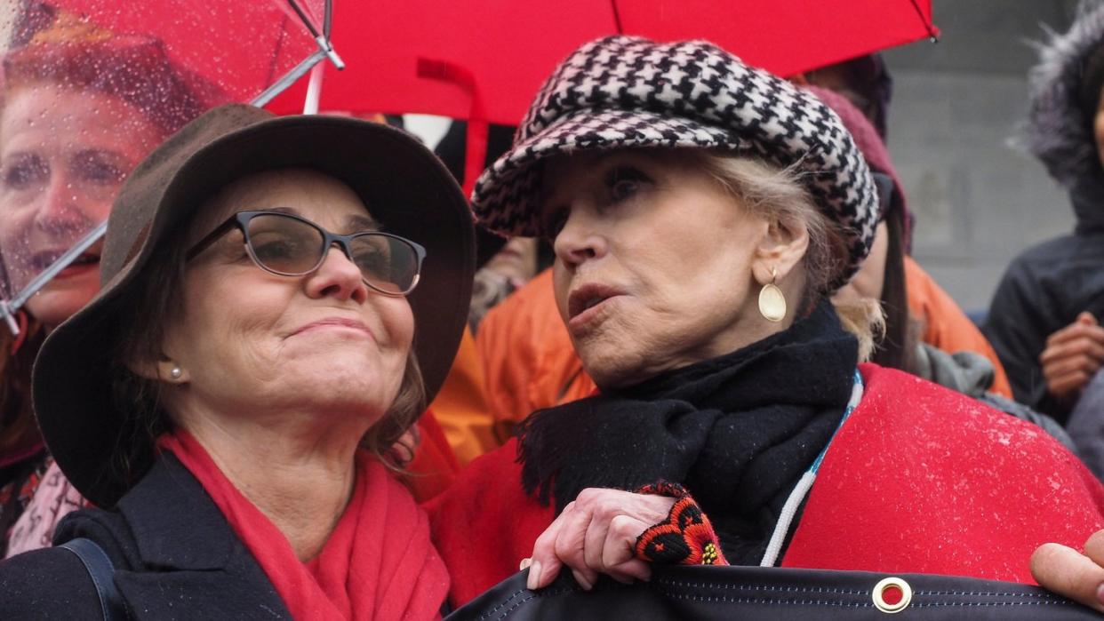 Sally Field (l) und Jane Fonda beim «Fire Drill Fridays»-Protest in Washingston.