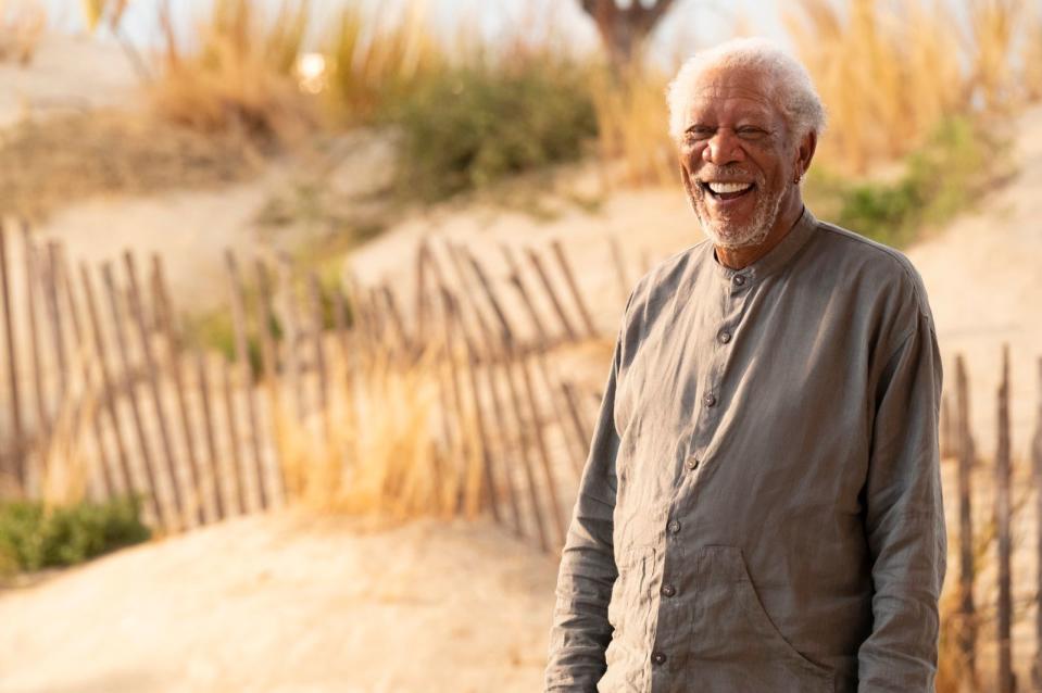 Sturat (Morgan Freeman) ist zwar dement, seinen Erinnerungen fällt aber eine Schlüsselrolle in der Serie zu. (Bild: © Amazon Studios / Jason LaVeris)