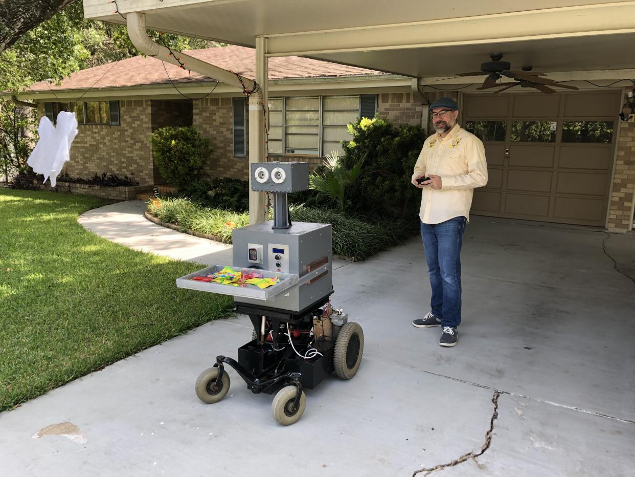 Luke Keyes stands in his Austin driveway with Arty the robot. (Photo: Luke Keyes)