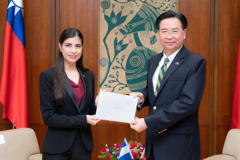 尼加拉瓜現任駐台大使李蜜娜（左），2018年自銘傳大學畢業，2020年起擔任尼加拉瓜駐台大使。（圖片來源：中央社）