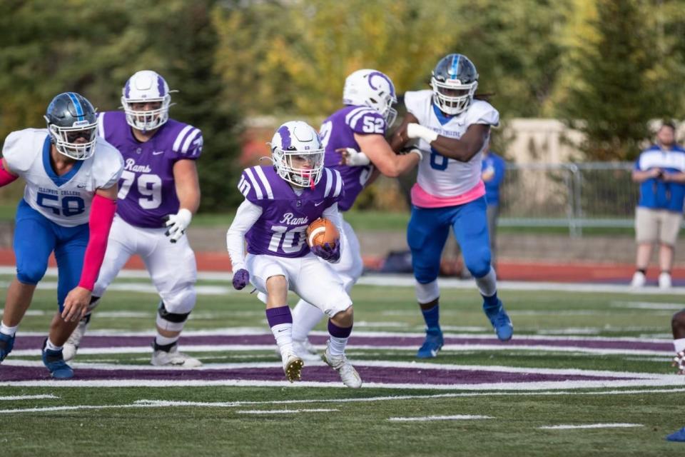 Daniel Abesames-Hammer runs the ball for the Cornell College Rams.