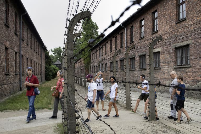 Visitantes en el museo donde operó el campo de concentración de Auschwitz-Birkenau
