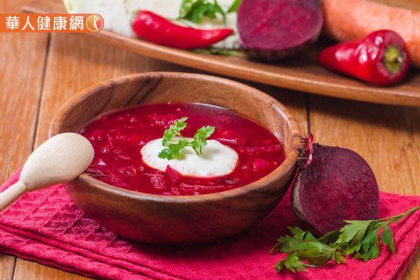 正宗的羅宋湯是以甜菜根作為湯色來源，而非國人目前使用的番茄和番茄醬。