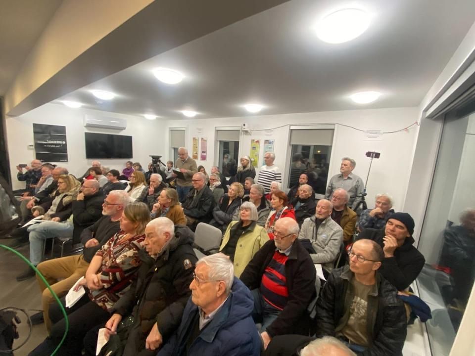 The town hall was packed with residents in Sainte-Pétronille Que., when three  city councillors resigned. 