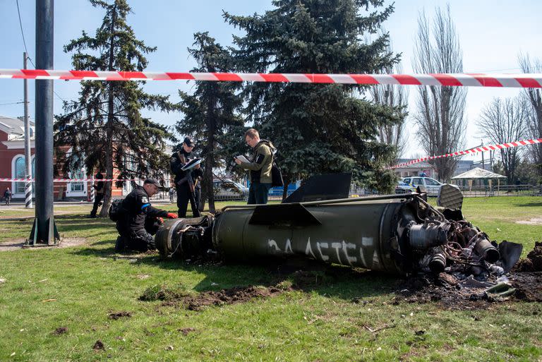 Soldados ucranianos examinan el misil ruso que golpeó la estación de tren de Kramatorsk, matando a decenas de personas