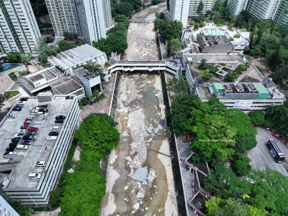 航拍圖片可見，大圍明渠雨災後遺下大量石屎碎片。  （facebook 專頁mitch_lam_cinematography）