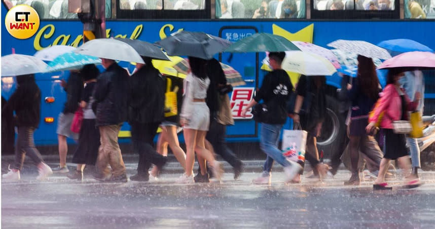 氣象局發布大雷雨特報，有4個縣市需要特別小心。（圖／黃威彬攝）