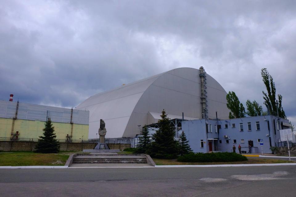 <span class="caption">Reactor 4 con el nuevo edificio de contención instalado, mayo de 2017. Chernóbil, Ucrania.</span>