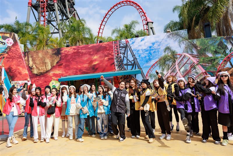 錢薇娟（中）再次聚集了24位女孩。（圖／好看娛樂提供）