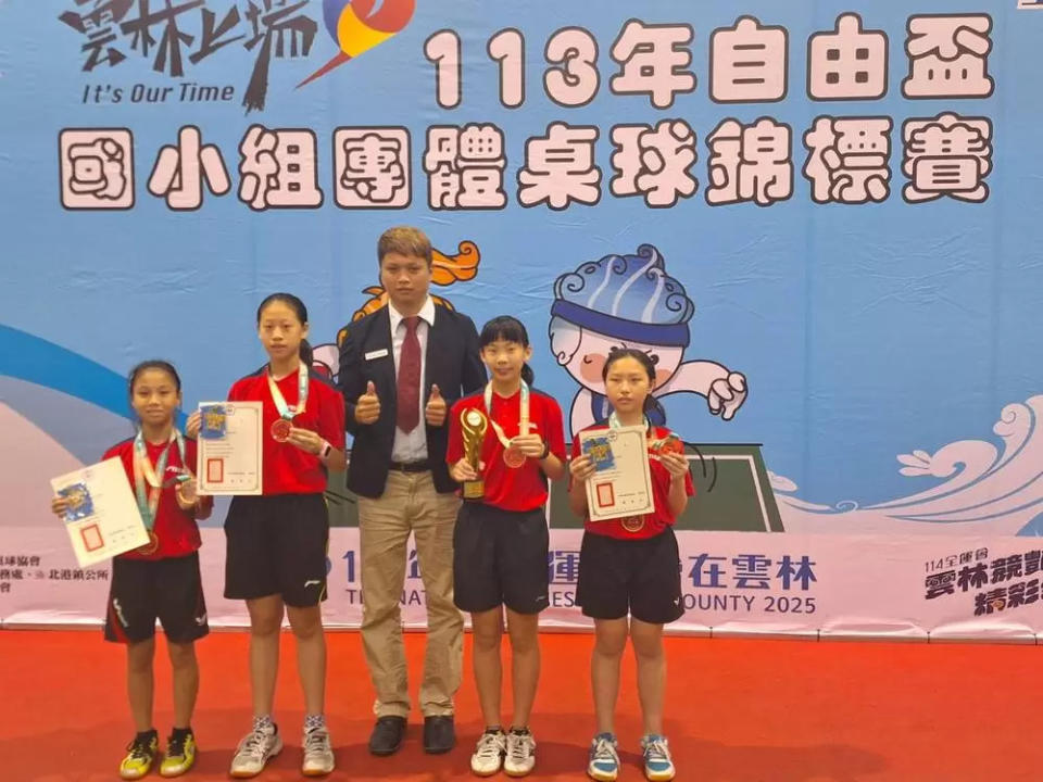 大會裁判長莊秉豪（中）頒獎給女生12歲組冠軍新北錦和國小。姚瑞宸攝