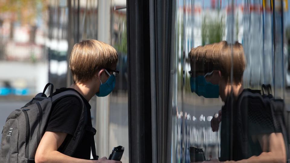 Bund und Länder halten an der Maskenpflicht in öffentlichen Bereichen fest.