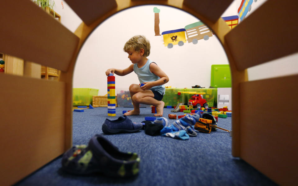 Un niño de cuatro años jugando con piezas de Lego. REUTERS/Kai Pfaffenbach. 