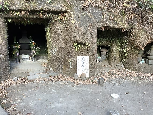 夀福寺內有尼將軍（源賴朝正室）北條政子以及第三代將軍（源賴朝次男）源實朝的墓地，這種洞穴式墓地也是鎌倉特有的 圖：劉黎兒/攝