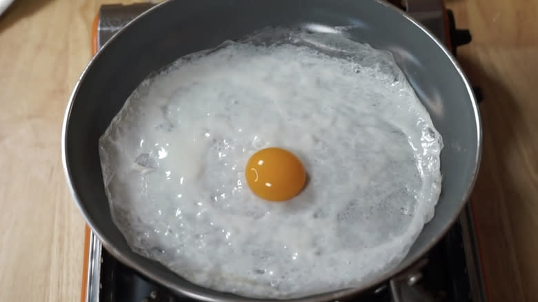 Cooking egg on pan