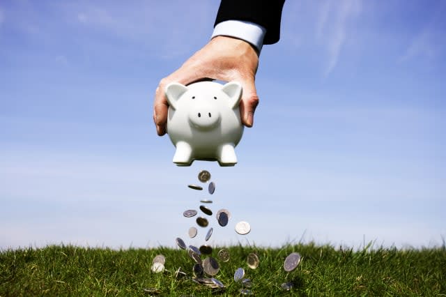 Piggy bank vs real bank - where do your savings go?