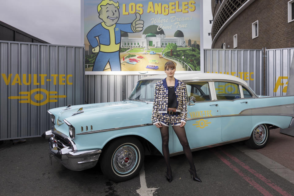 Ella Purnell posa a su llegada a la premiere of de la serie "Fallout" el jueves 4 de abril de 2024 en Londres. (Foto Vianney Le Caer/Invision/AP)