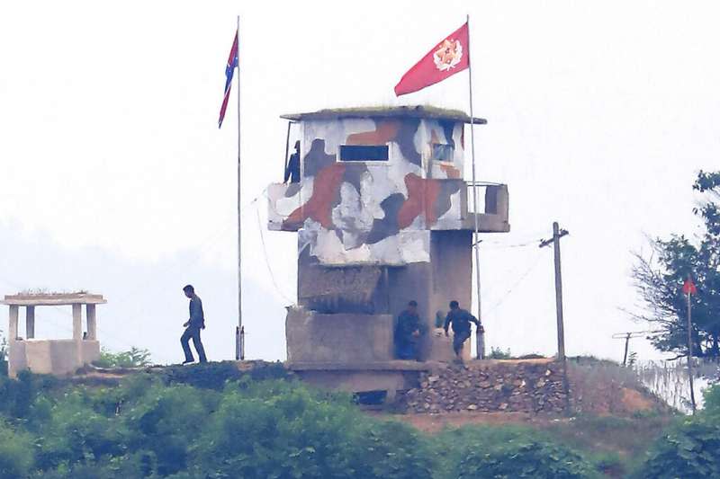 2020年6月18日，一處接近南韓邊境的北韓哨所有不少軍人正在活動。（美聯社）