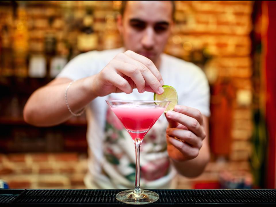 bartender cosmo cosmopolitan cocktail