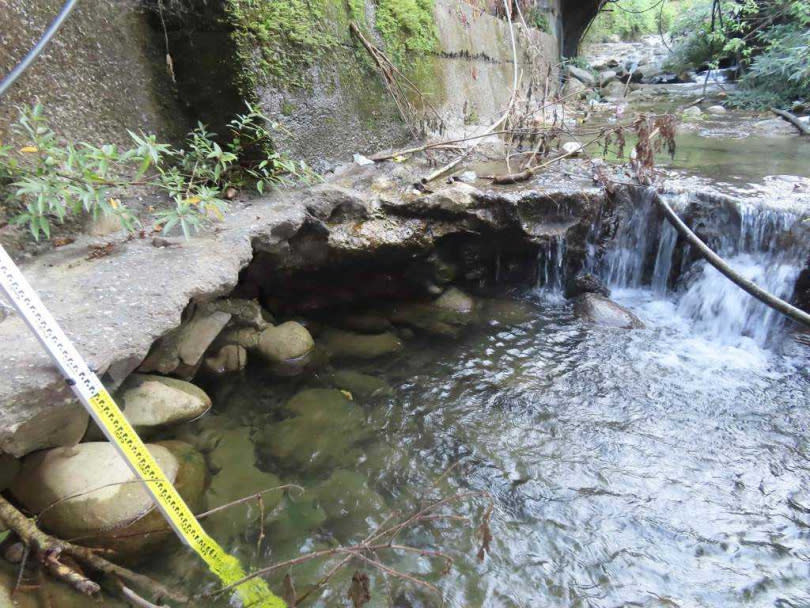 古坑鄉華山新橋有河道護岸、護床工基礎掏空情形。（圖／雲林縣府工務處提供）