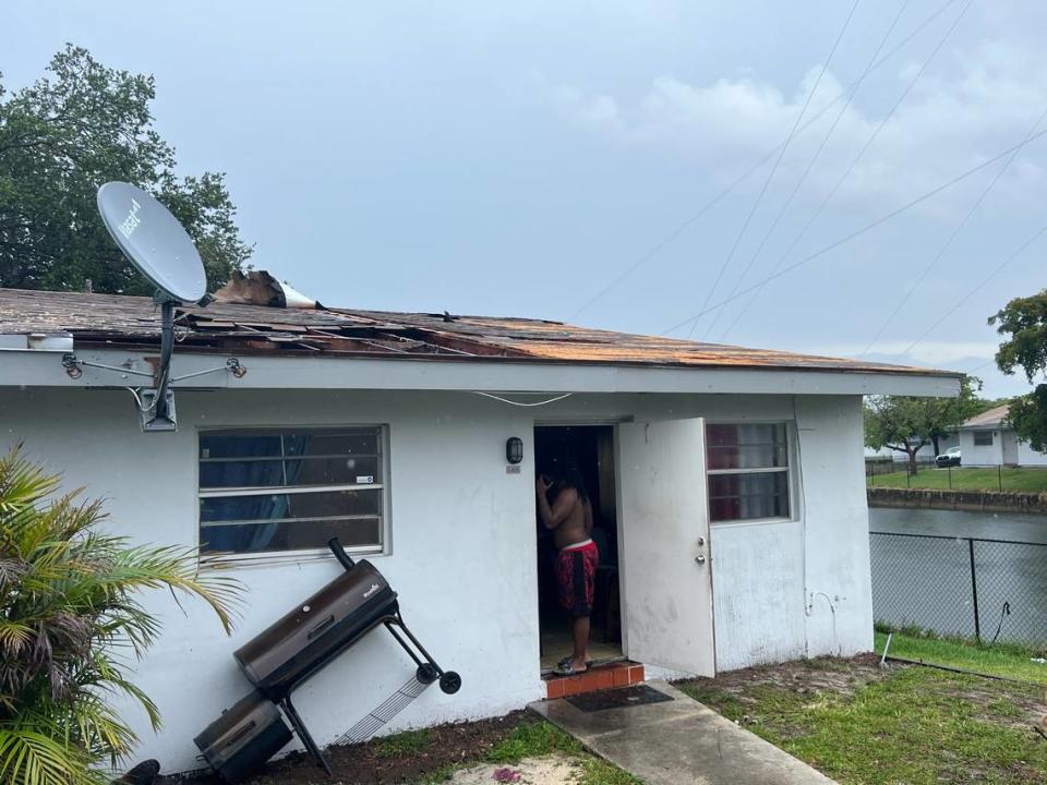 Las fuertes lluvias azotaron el sábado al sur de la Florida y hasta granizo cayó en algunas zonas. Se registraron árboles derrumbados, zonas inundadas y casas con daños. Broward Sheriff Fire Rescue & Emergency Services Department