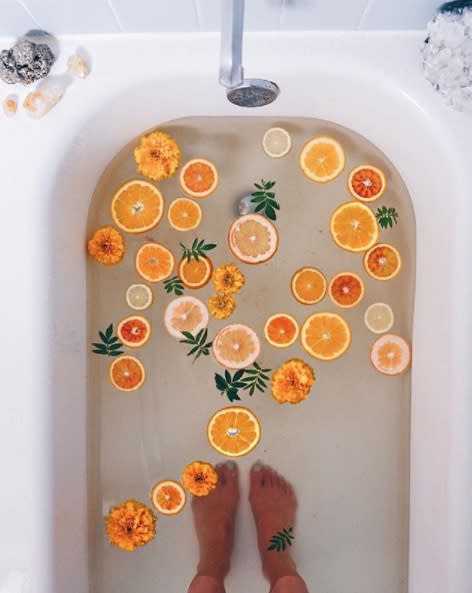 <p>Mélangez quelques gouttes d’huiles essentielles d’orange douce et de santal à des sels marins. Saupoudrez quelques cuillères de la mixture dans un bain chaud et ajoutez-y de fines rondelles d’agrumes pour un bain relaxant, revigorant et anti-inflammatoire.</p><br>