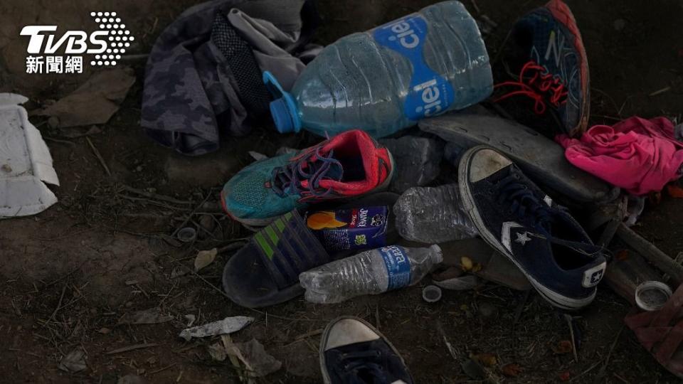 移民遺留在臨時營地的物品及垃圾。（圖／達志影像美聯社）