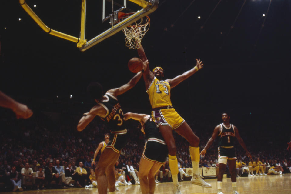 Kareem Abdul-Jabbar與Wilt Chamberlain的一次籃下對抗。(Photo by Disney General Entertainment Content via Getty Images)