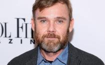 <p>Wie vielen Kinderstars fiel es auch ihm schwer, erwachsene Rollen zu finden: Mit größeren TV-Rollen in "NYPD Blue", "Scrubs" und "24" schaffte Ricky Schroder den Sprung ins "ernsthafte" Fach. Seine bislang letzte Rolle hatte er 2106 im Dolly-Parton-TV-Biopic "Christmas of My Colors", zuletzt machte er Schlagzeilen, weil er eine große Summe für die Kaution von Kyle Rittenhouse spendete, der bei den Protesten in Kenosha zwei Menschen erschossen hatte. (Bild: Paul Morigi/Getty Images for Capitol File Magazine)</p> 