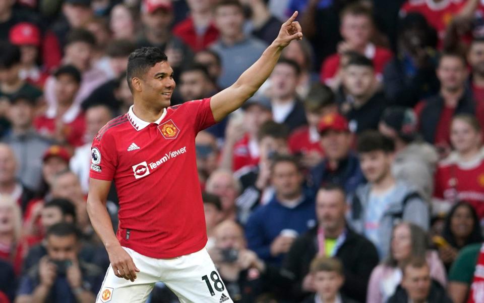 Casemiro del Manchester United celebra después de marcar el primer gol de su equipo durante el partido de fútbol de la Premier League inglesa entre Manchester United y Chelsea - AP Photo/Dave Thompson